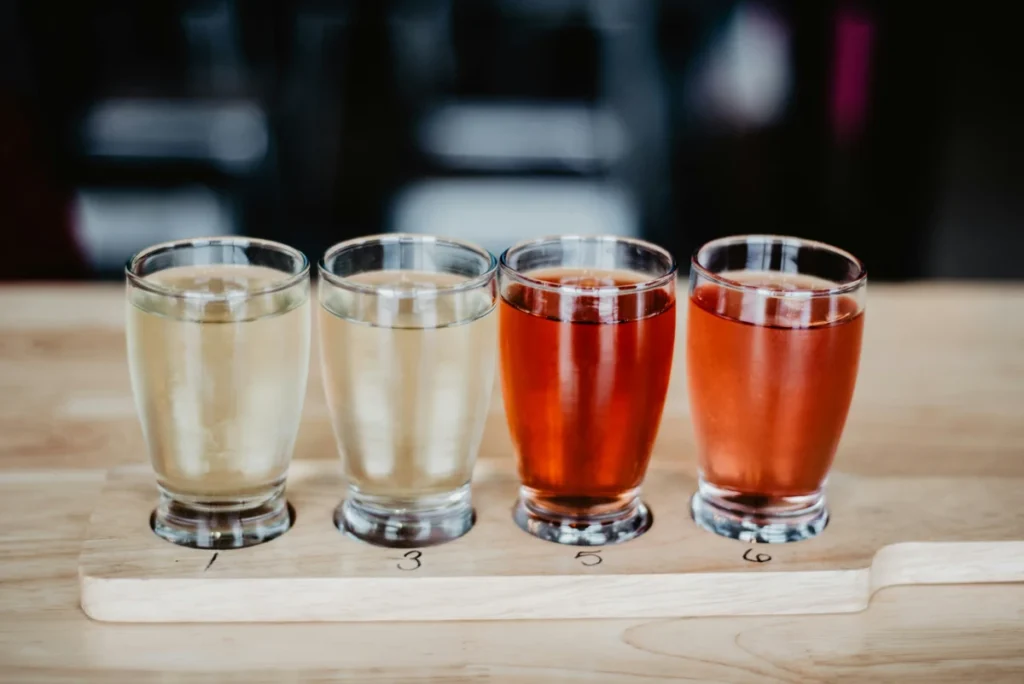 Quatre verres de boissons aux couleurs variées