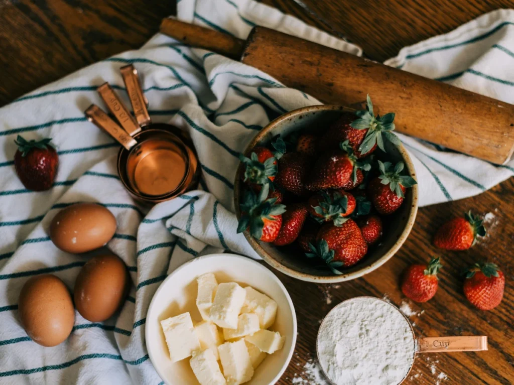 Ingrédients pâtisserie fraises œufs beurre farine sur table