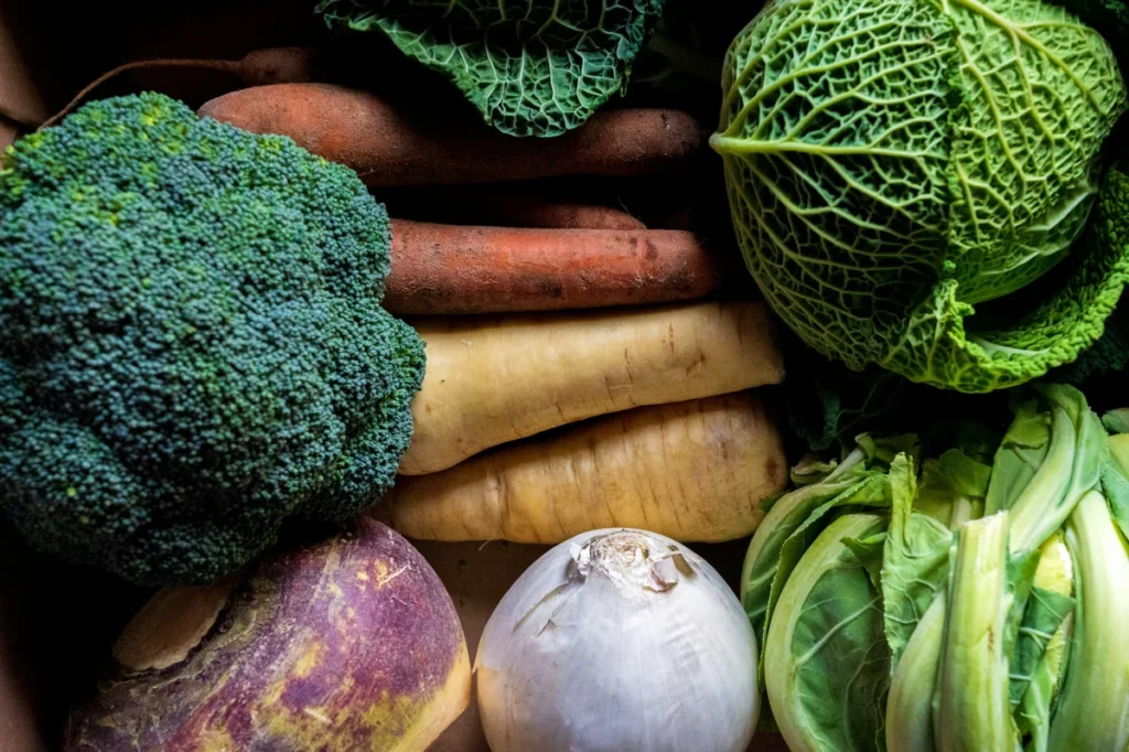 Assortiment de légumes frais : brocoli, carottes, choux
