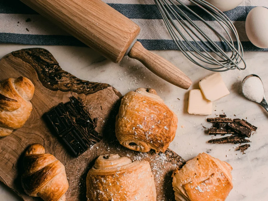 Viennoiseries et ingrédients de pâtisserie sur table