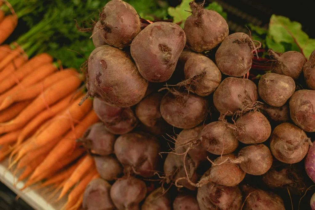 Betteraves fraîches et carottes au marché