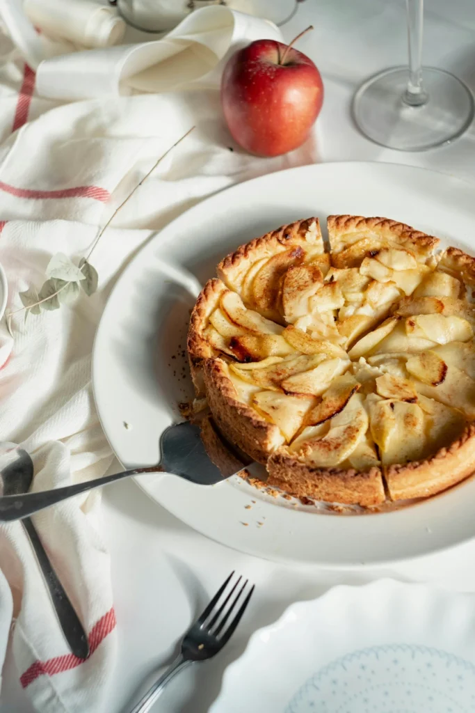 Tarte aux pommes dorée sur assiette blanche