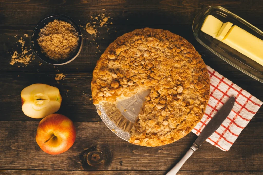 Tarte aux pommes crumble sur table en bois