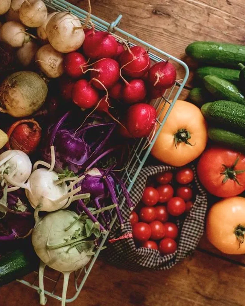 Panier de légumes frais sur table en bois