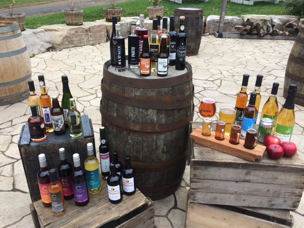 Bouteilles de vins et hydromels sur tonneaux