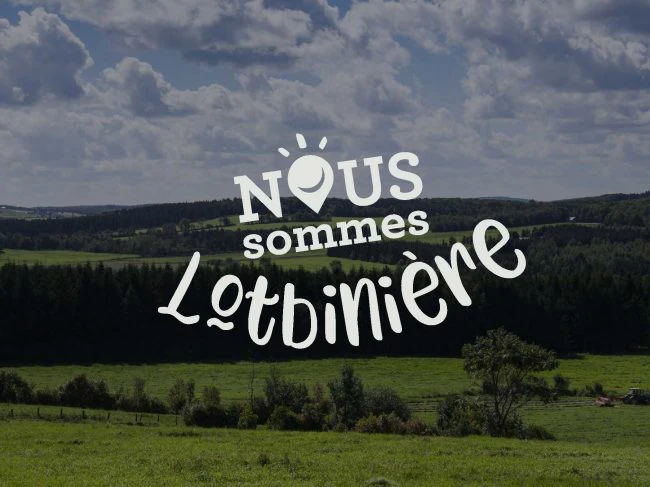 Paysage rural verdoyant avec texte Nous sommes Lotbinière