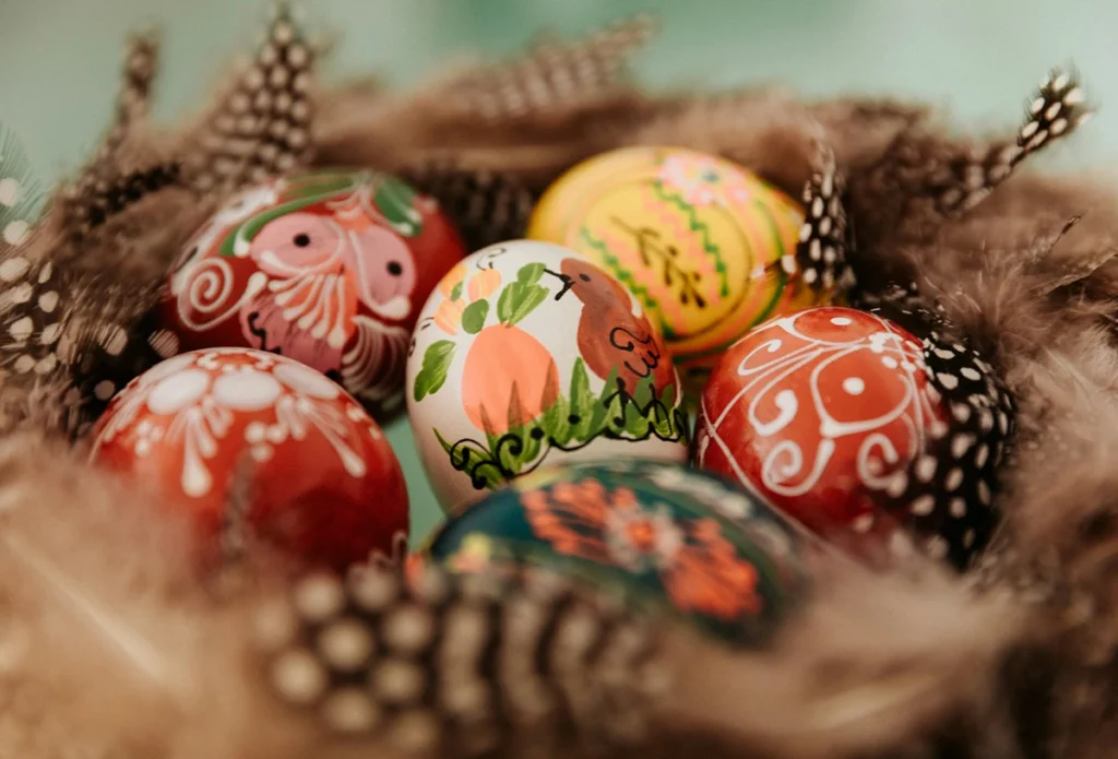 Œufs de Pâques décorés dans un nid