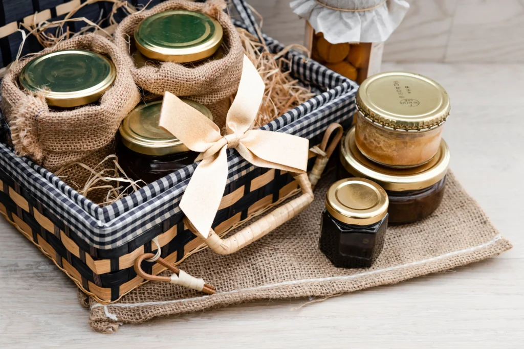 Panier cadeau gourmand avec pots de confiture