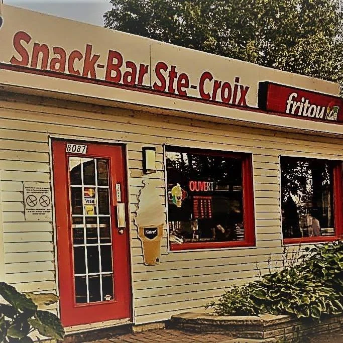 Façade du Snack-Bar Ste-Croix avec enseigne rouge