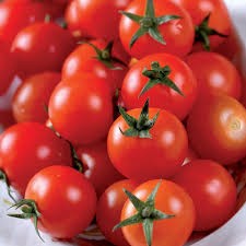 Tomates cerises rouges fraîches dans un bol