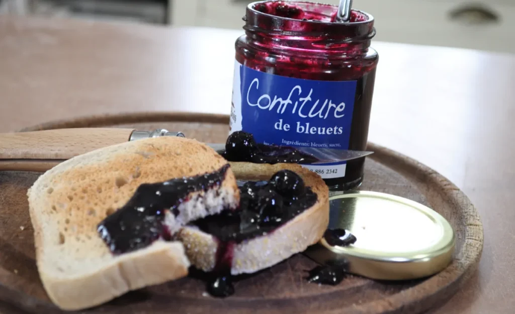 Tartines avec confiture de bleuets sur plateau