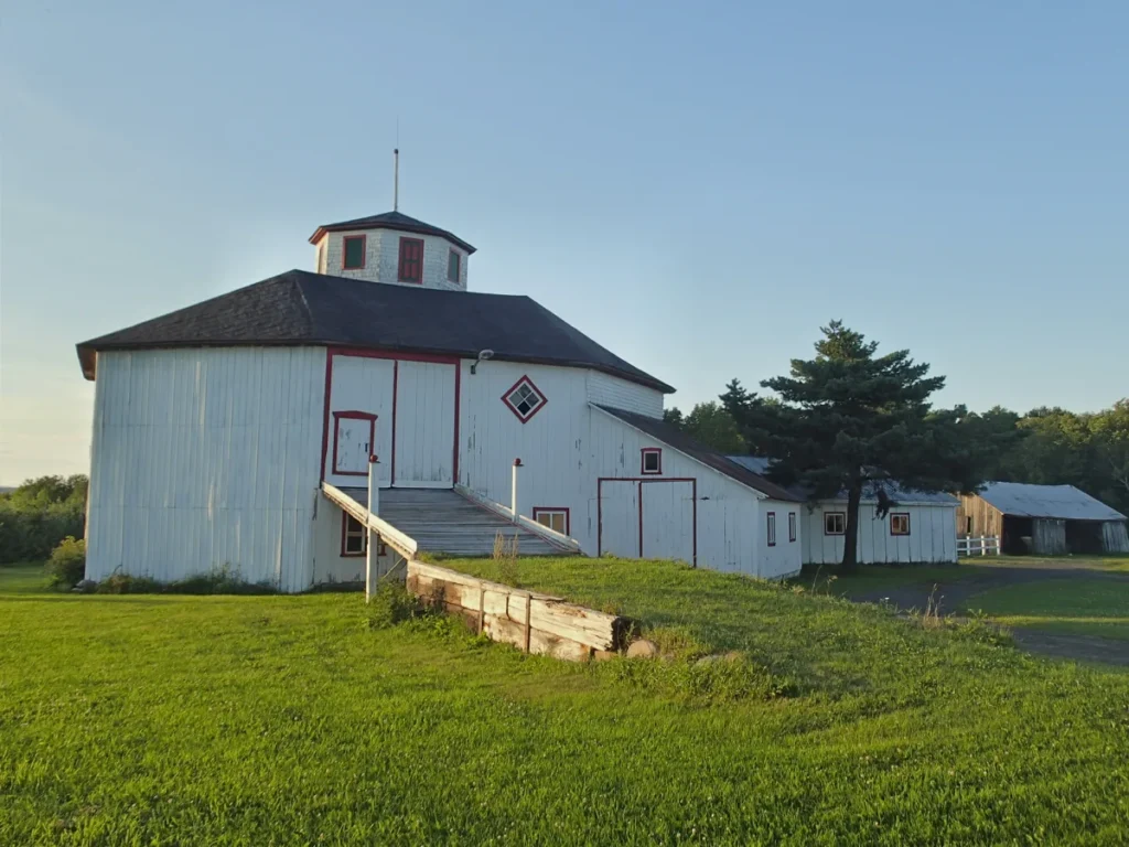 Grange blanche avec liserés rouges en campagne