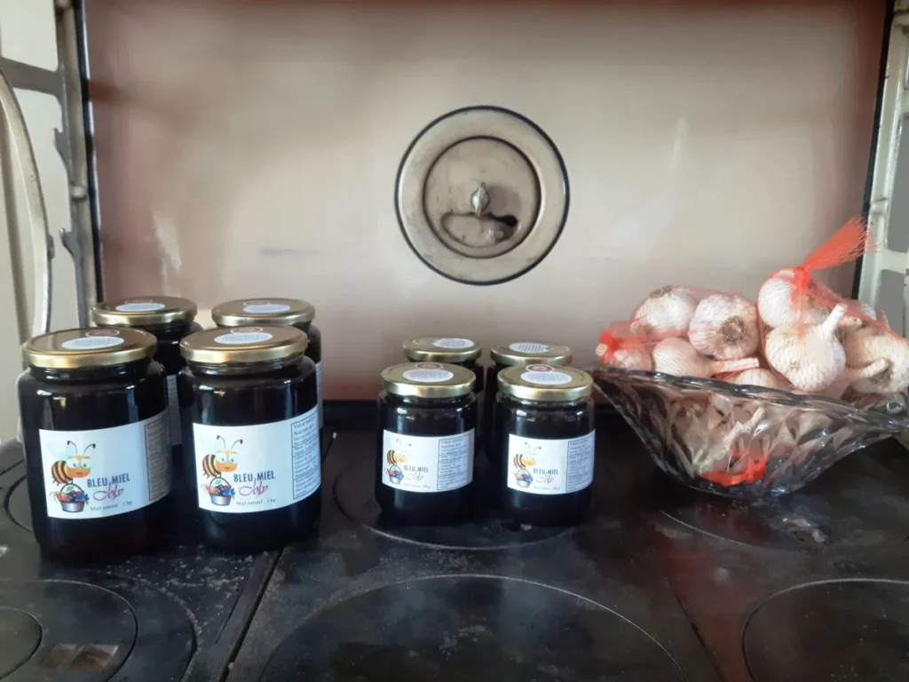 Pots de miel et ail sur cuisinière