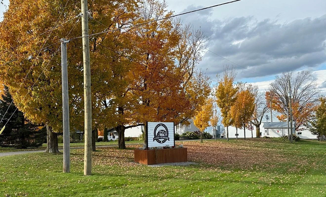 Place de village en automne avec panneau
