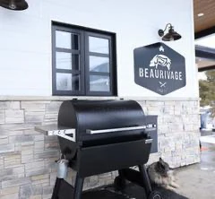 Barbecue fumoir noir sur terrasse extérieure