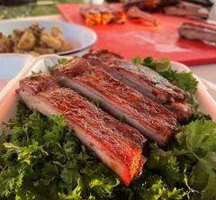 Côtes de porc grillées et laquées au barbecue