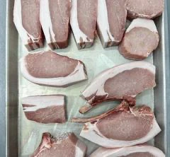 Côtelettes de porc crues sur plateau
