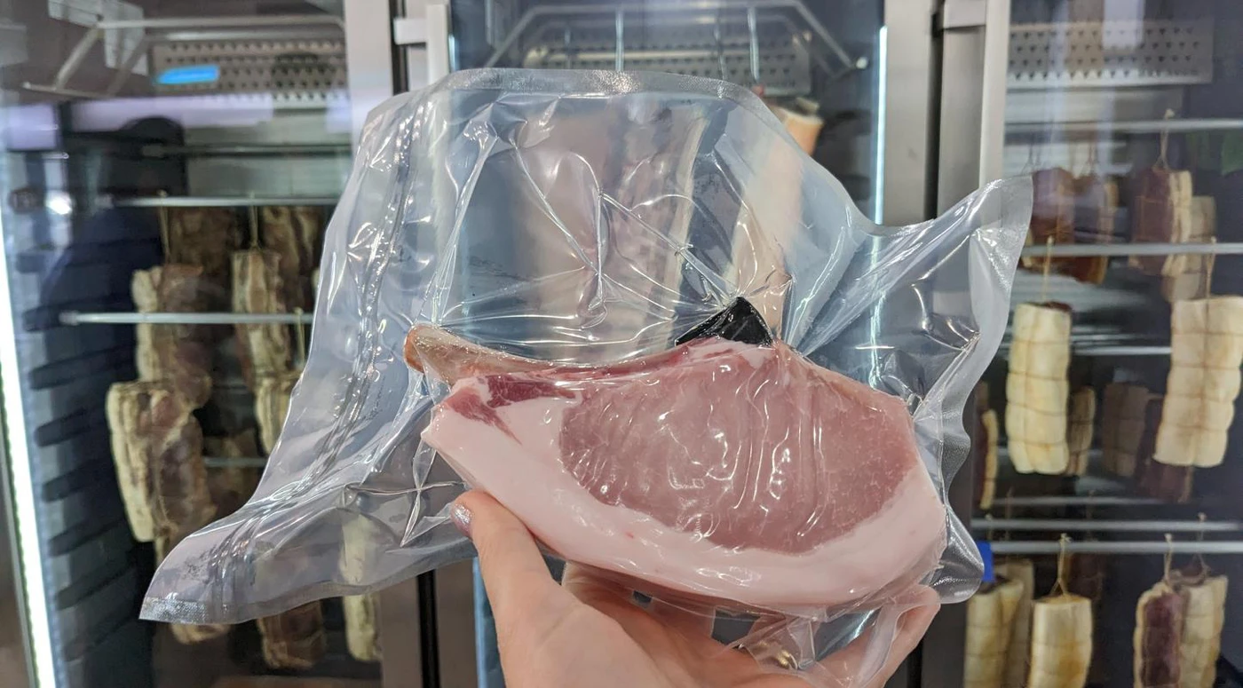 Côte de porc sous vide devant armoire de maturation