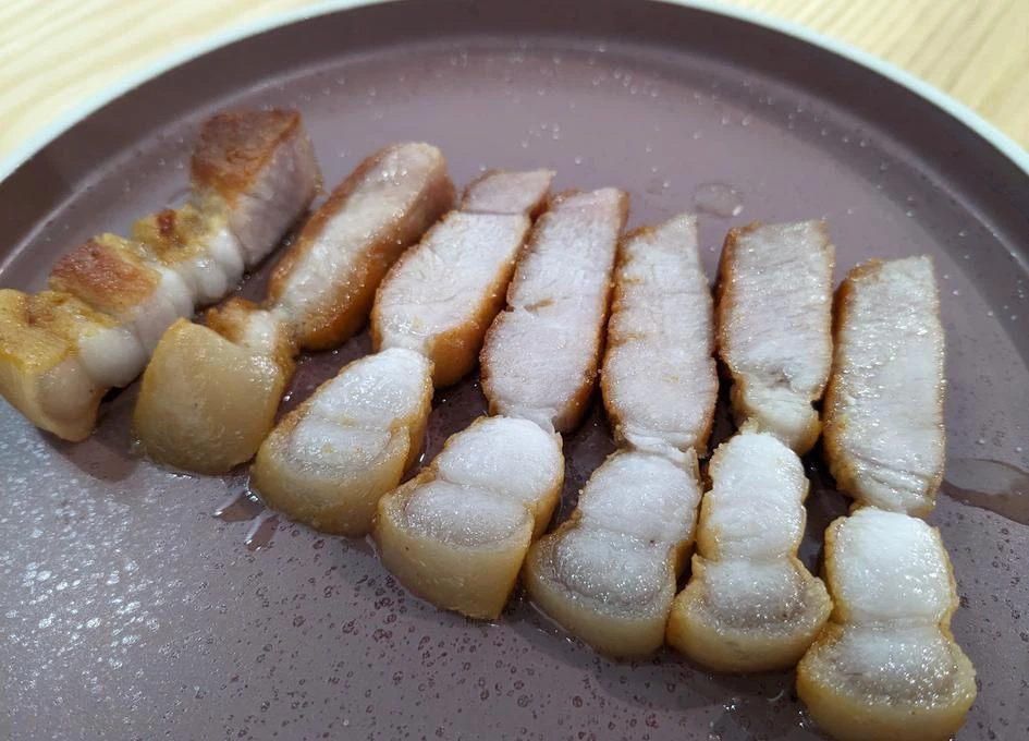 Tranches de poitrine de porc grillée