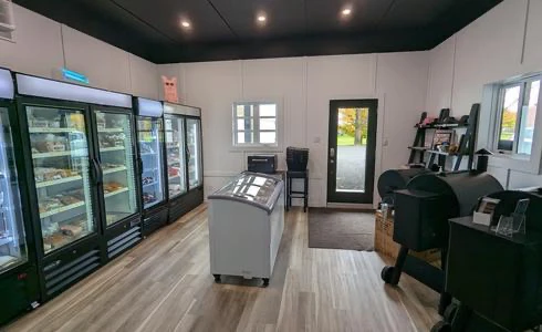 Intérieur de boutique avec vitrines réfrigérées et congélateur central
