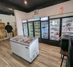 Intérieur d’une épicerie avec congélateurs et vitrines réfrigérées