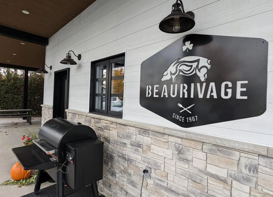 Façade du restaurant Beaurivage avec fumoir extérieur