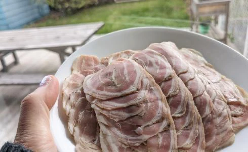Assiette de charcuterie tranchée en extérieur