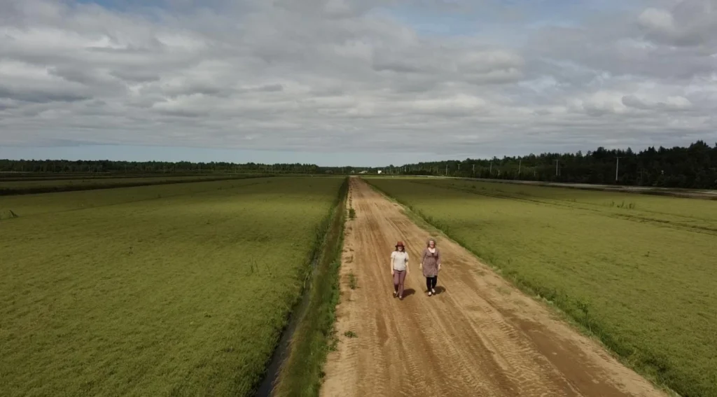 Deux femmes marchant sur un chemin rural