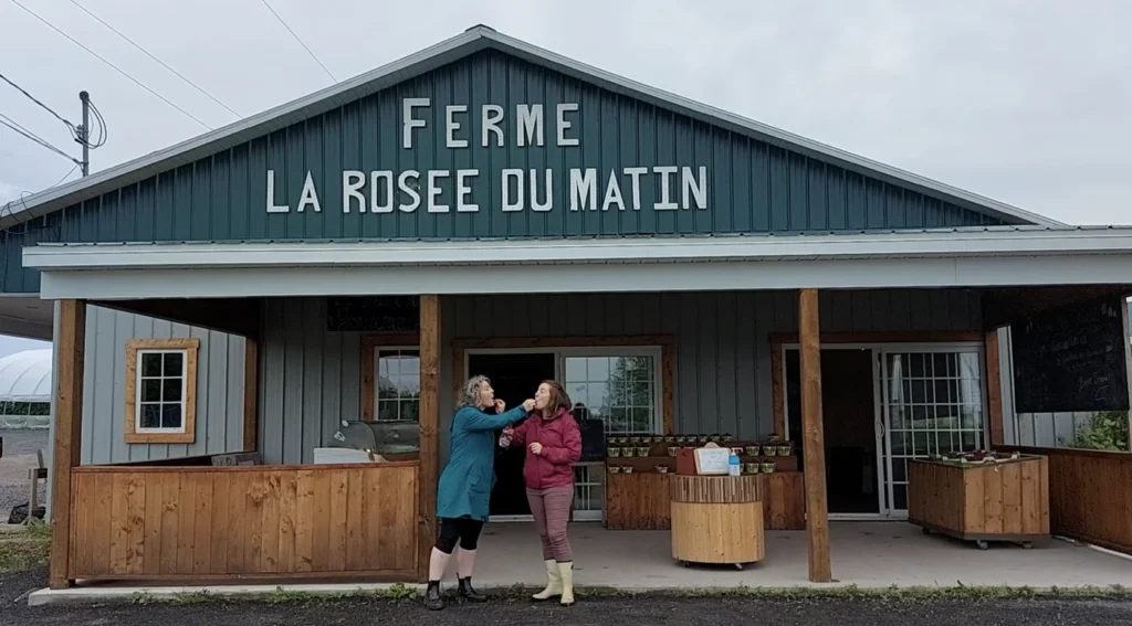 Devanture de ferme avec deux femmes dégustant