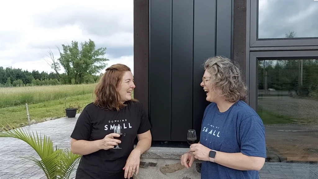 Deux femmes dégustant du vin en terrasse