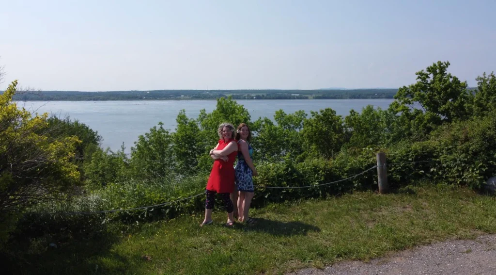 Deux femmes posent devant un fleuve panoramique