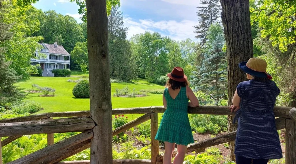 Deux femmes contemplent une grande maison blanche