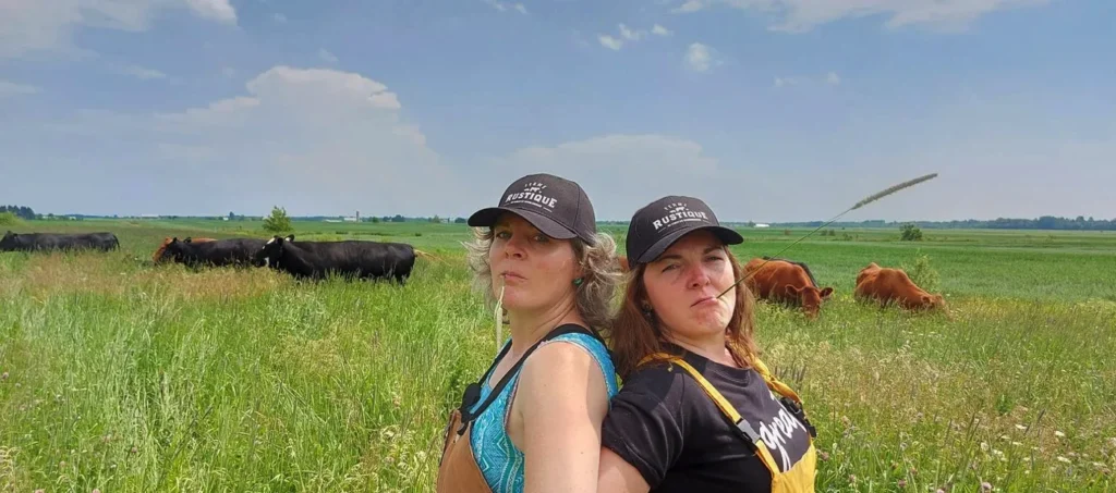 Deux femmes dans un champ avec vaches