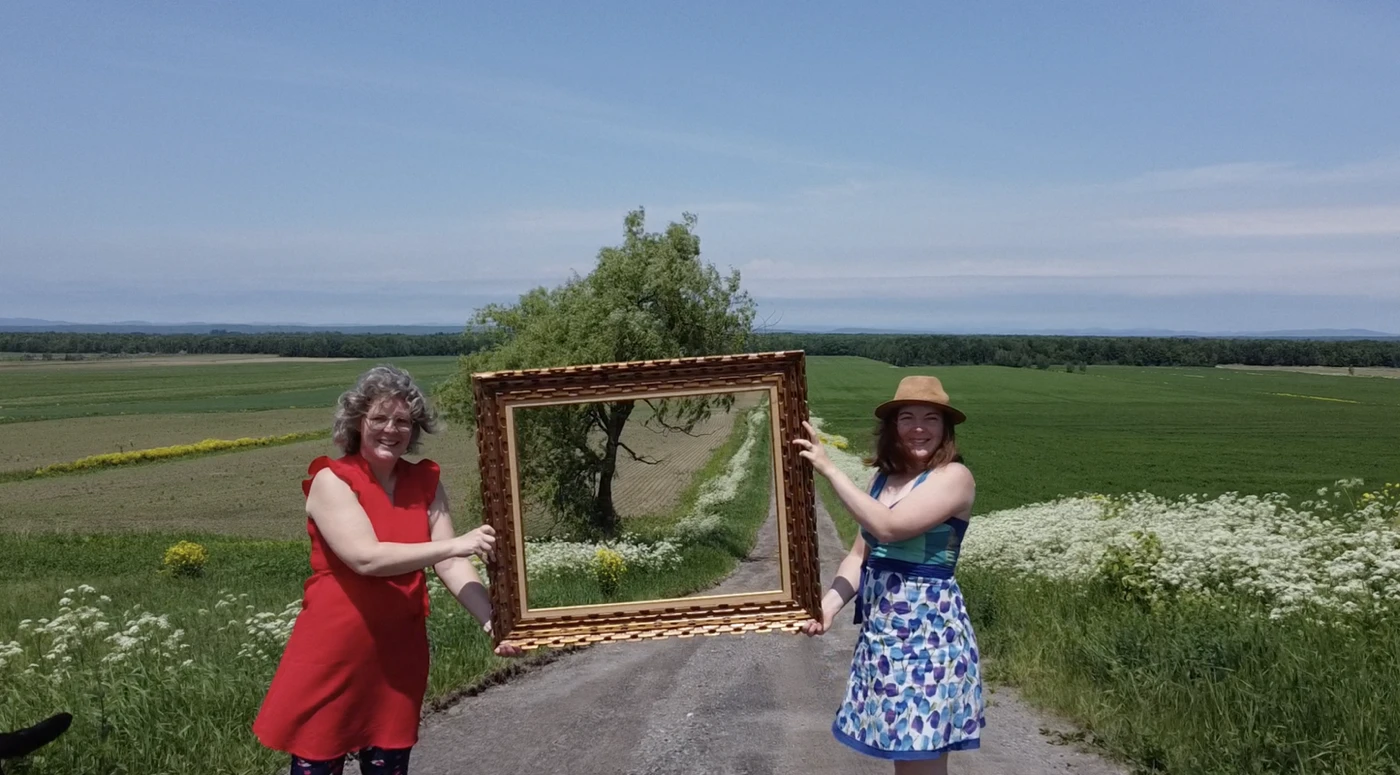 Deux femmes encadrent paysage rural avec grand cadre