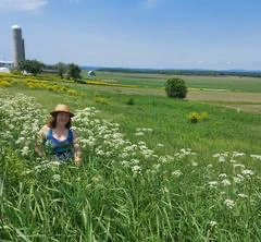 Femme au chapeau dans un champ fleuri
