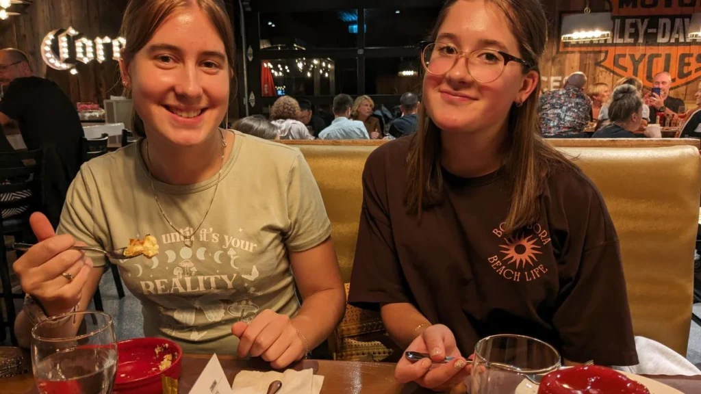 Deux femmes souriantes au restaurant