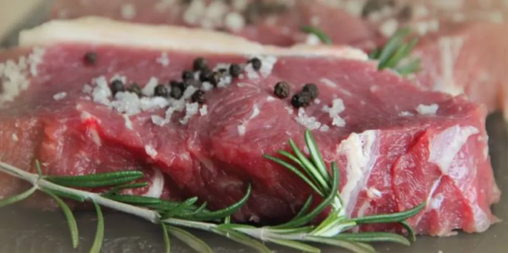 Steaks de bœuf crus au romarin et poivre
