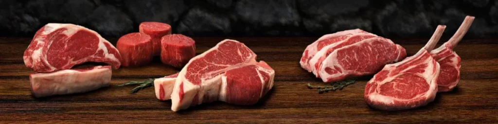 Différentes pièces de viande rouge crue