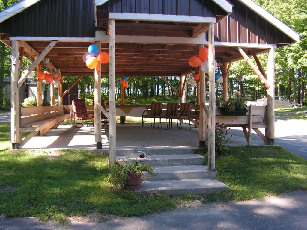 Abri en bois décoré de ballons colorés