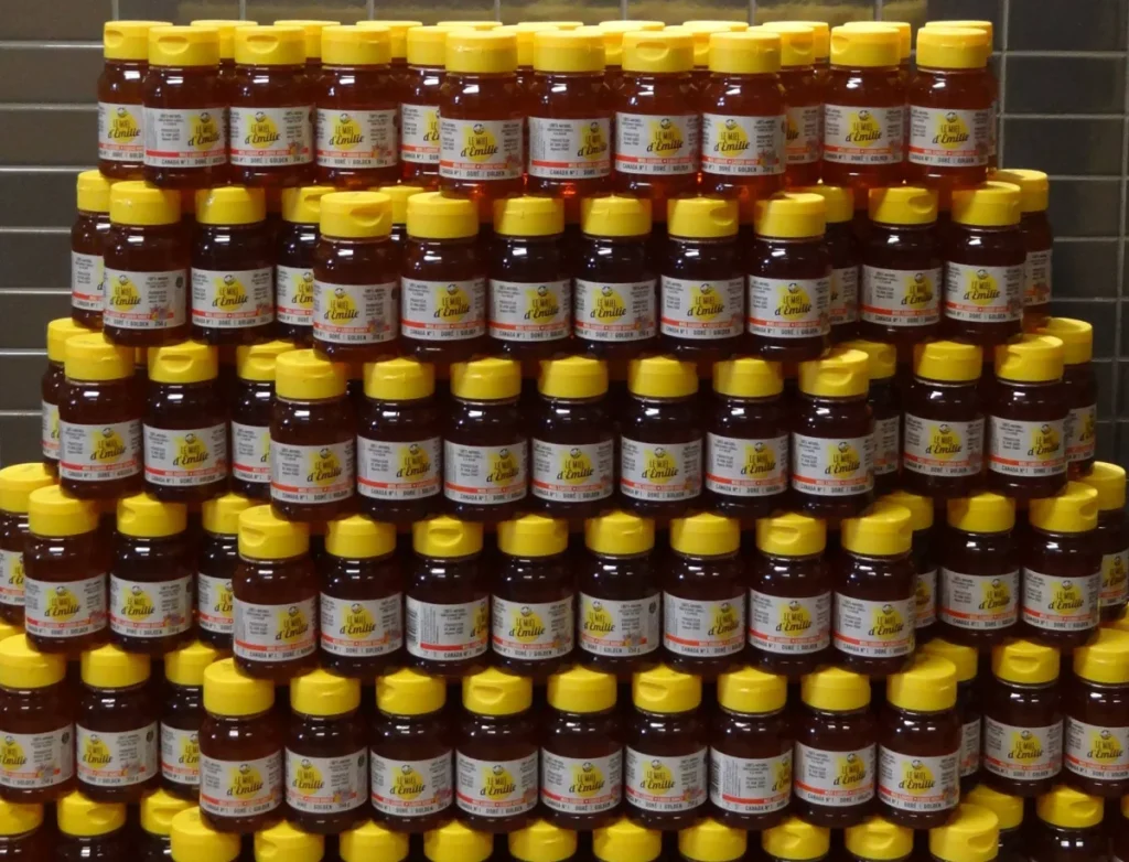Pyramide de pots de miel aux couvercles jaunes