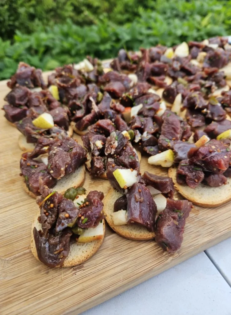 Toasts garnis de viande crue marinée et poire
