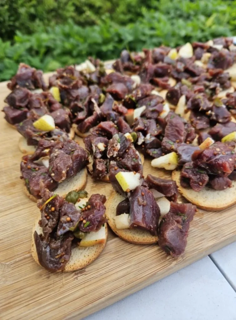 Canapés de viande crue marinée et poire