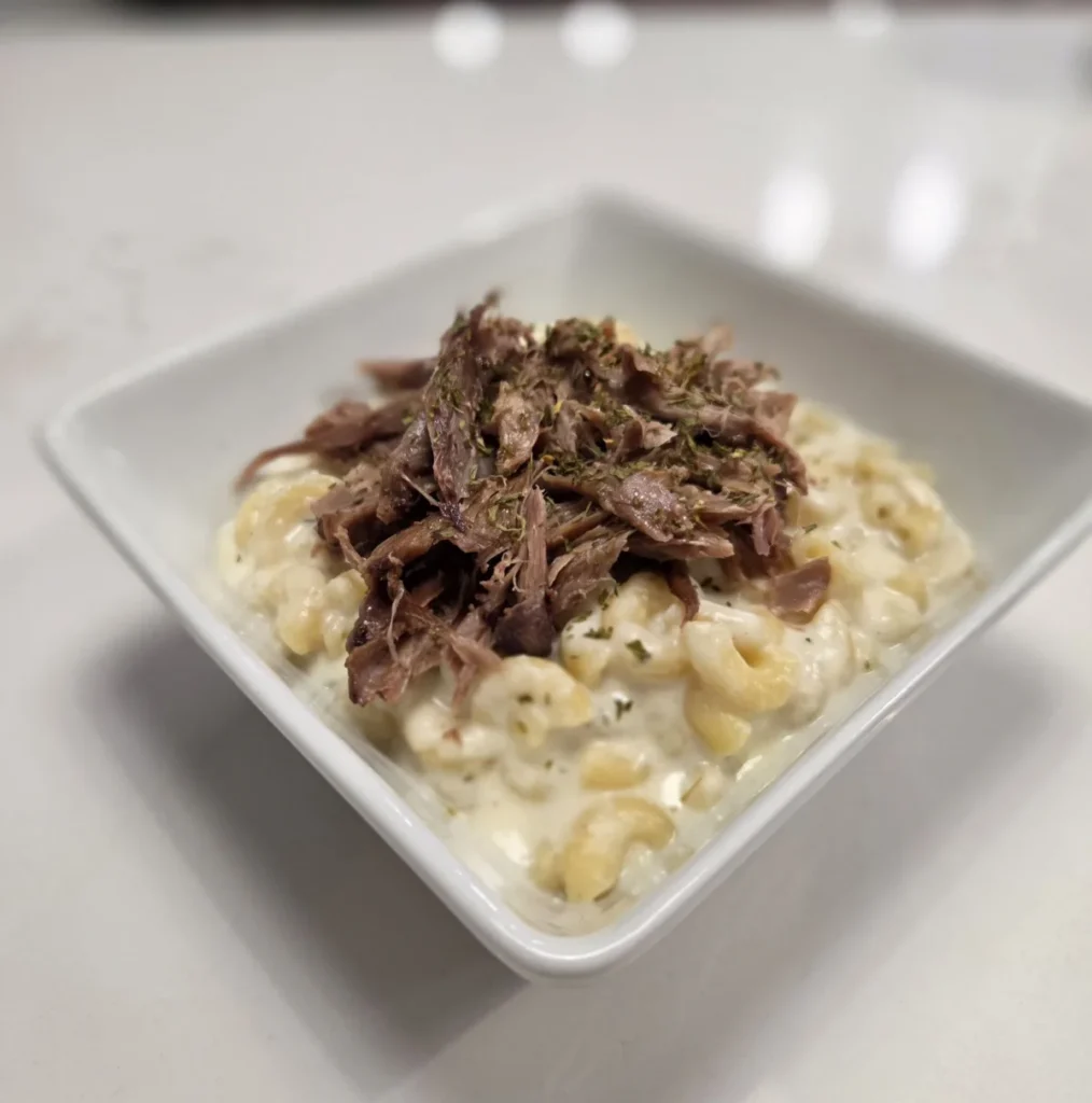 Macaronis crémeux garnis de viande effilochée