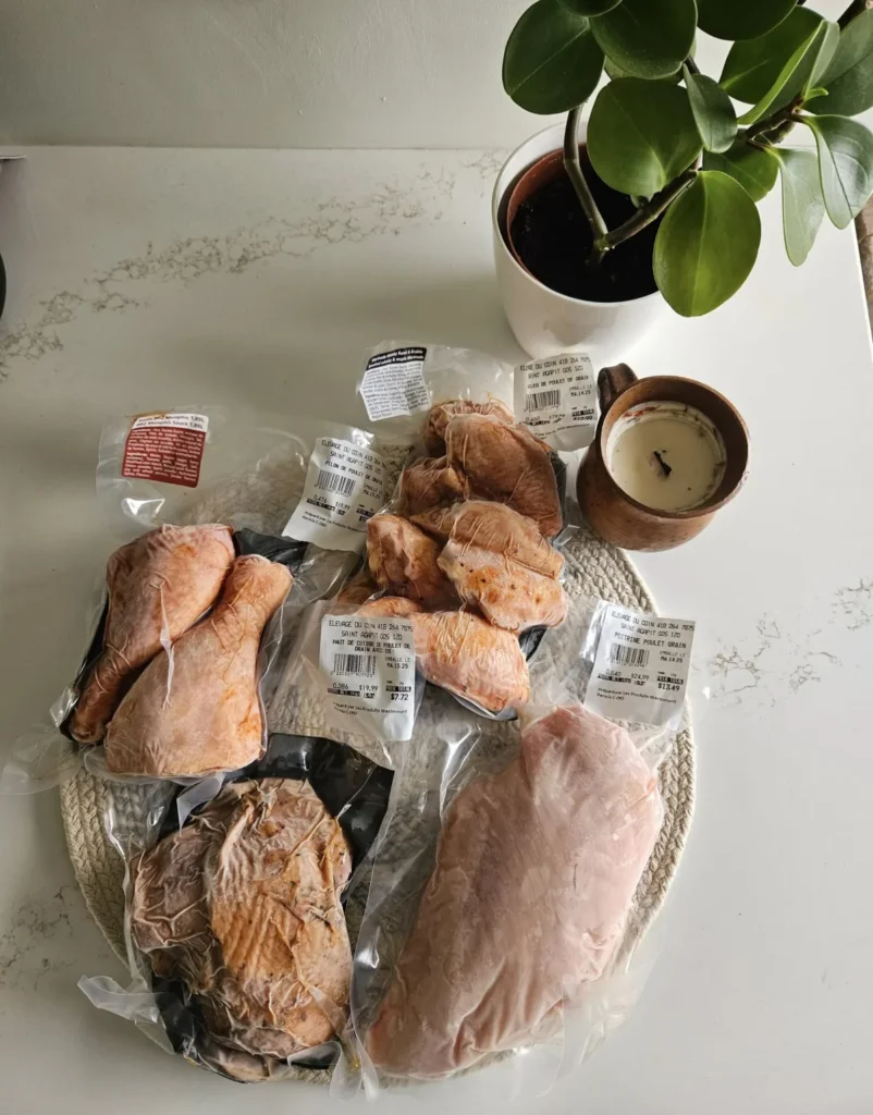 Morceaux de poulet sous vide sur table