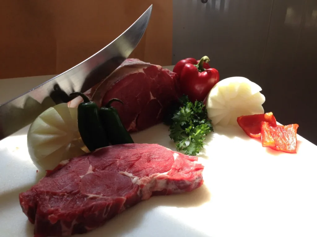 Steak cru et légumes sur planche