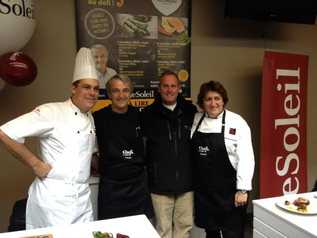 Quatre chefs posant lors d’un événement culinaire