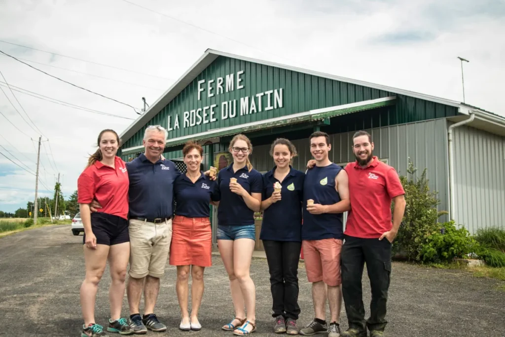 Famille devant la Ferme La Rosée du Matin