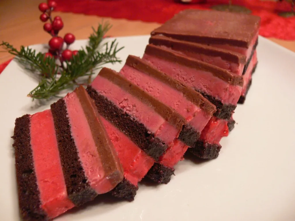 Tranches de gâteau chocolat et mousse framboise