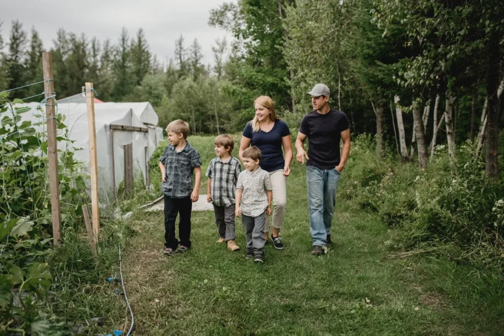 Famille marchant dans un jardin potager verdoyant