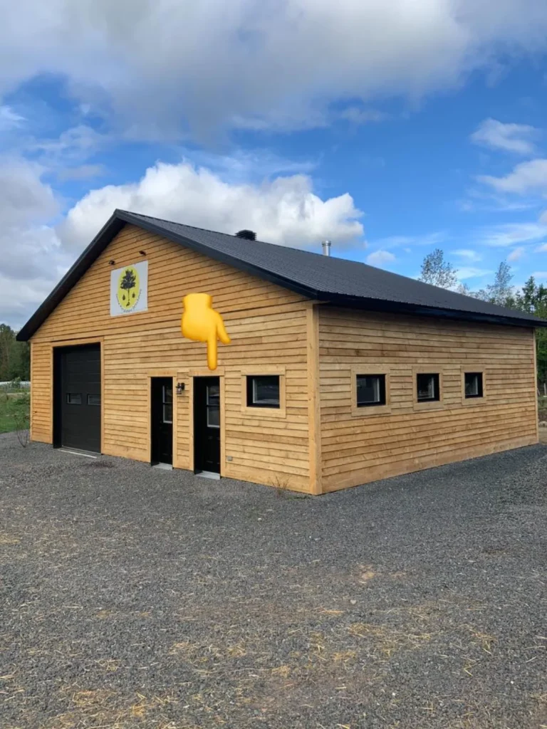 Bâtiment en bois avec portes noires et fenêtres